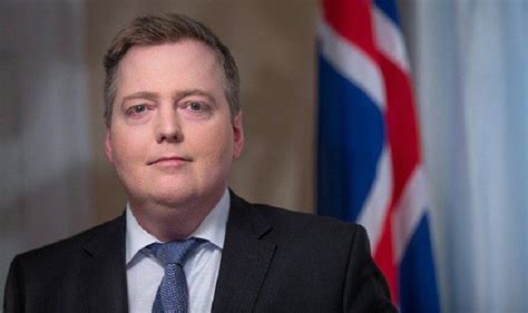İ­z­l­a­n­d­a­ ­C­u­m­h­u­r­b­a­ş­k­a­n­ı­ ­i­s­t­i­f­a­ ­e­t­t­i­